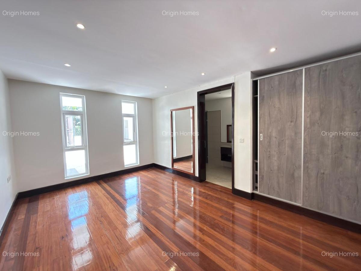 5 Bed House with En Suite in Runda - 14