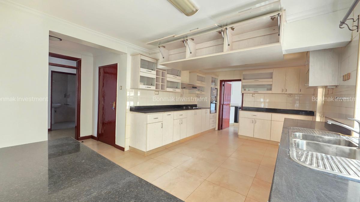 4 Bed House with En Suite at Old Runda - 9