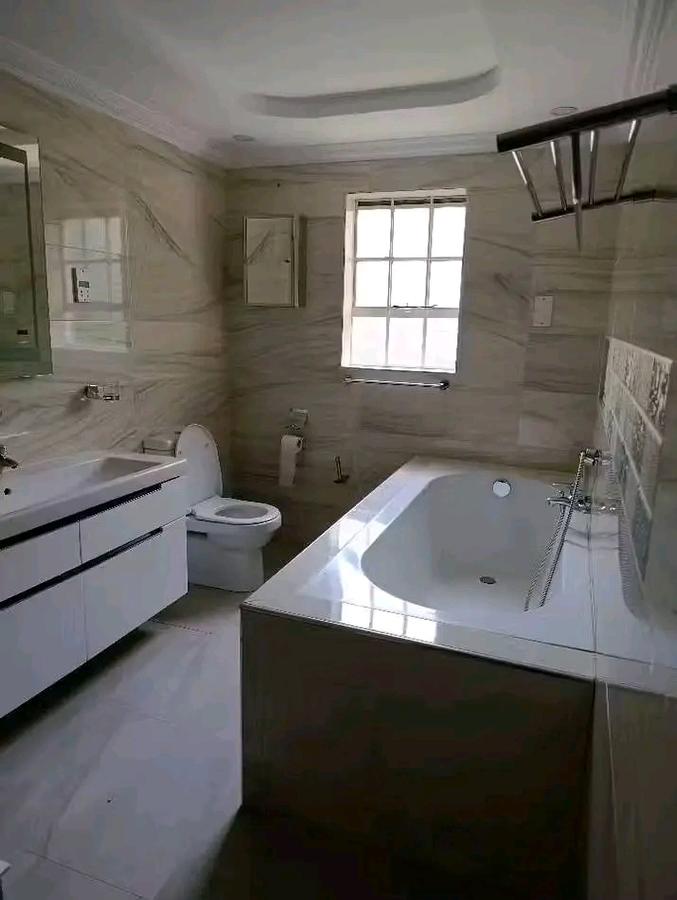 4 Bed House with En Suite at Rosslyn Lonne Tree - 9