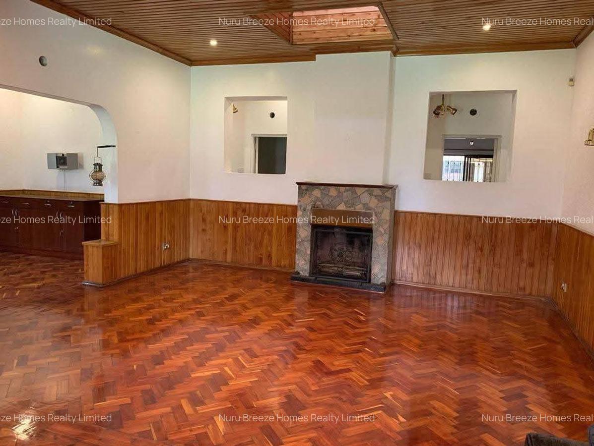 4 Bed House with En Suite in Spring Valley - 2