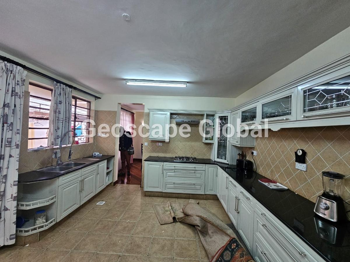 5 Bed House with En Suite in Lavington - 6