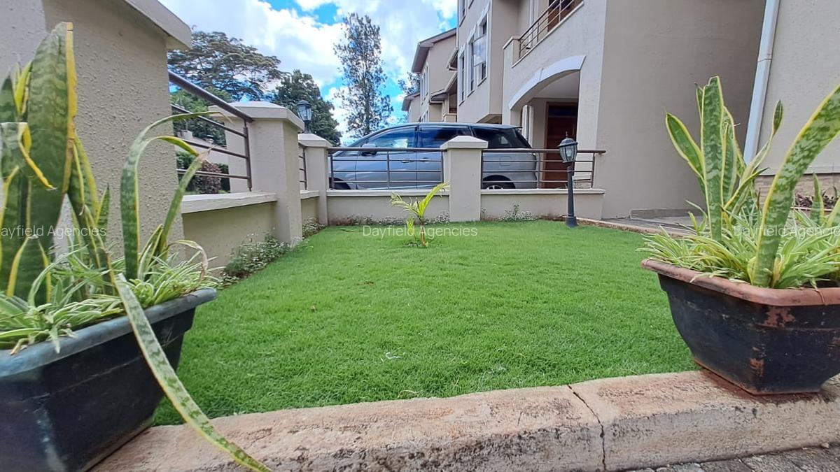 5 Bed House with En Suite in Lavington - 1