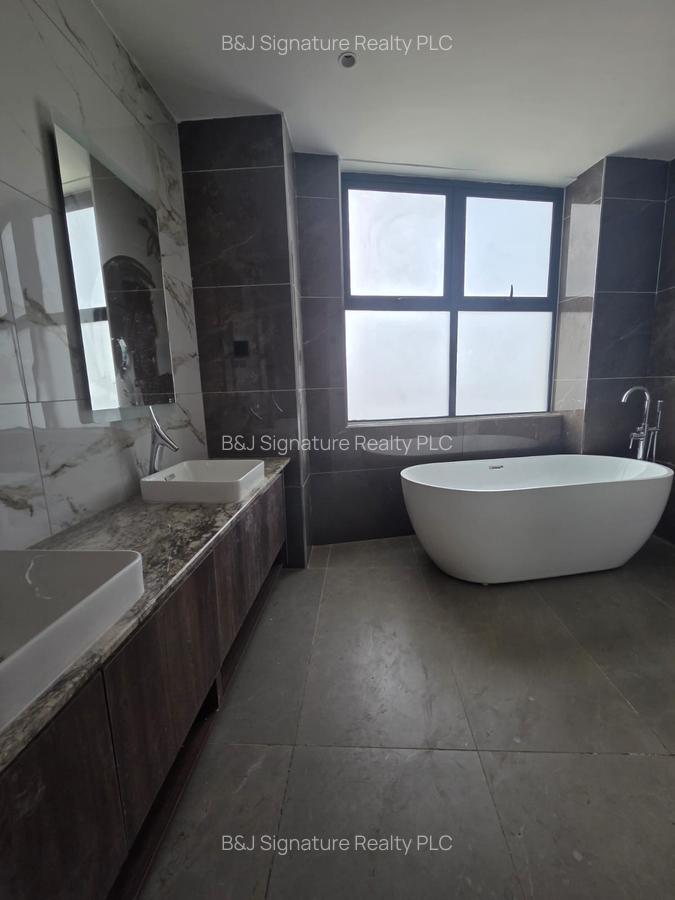 3 Bed Apartment with En Suite in Riverside - 16