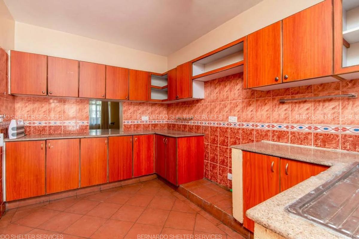 5 Bed House with En Suite at Red Cross - 4