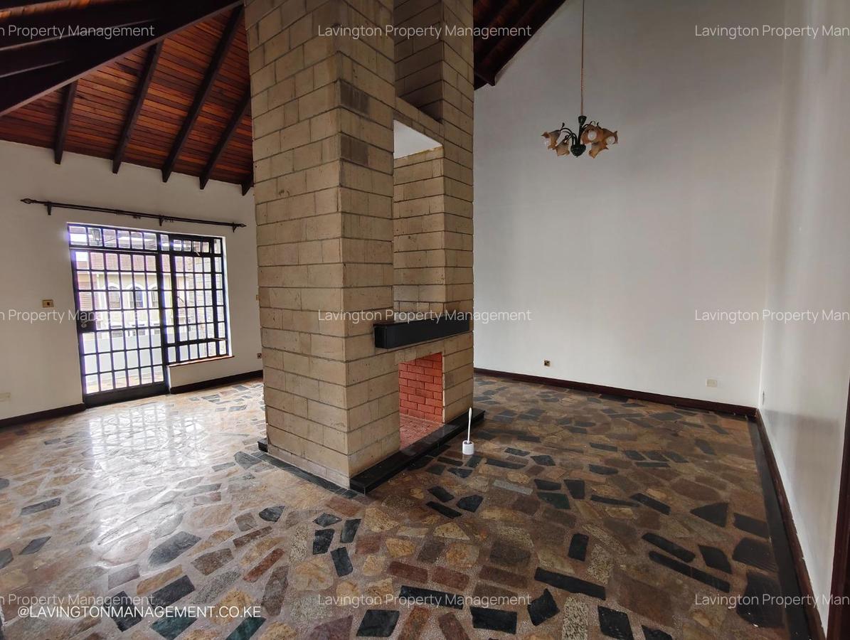 5 Bed Villa with En Suite at Lavington Green - 18