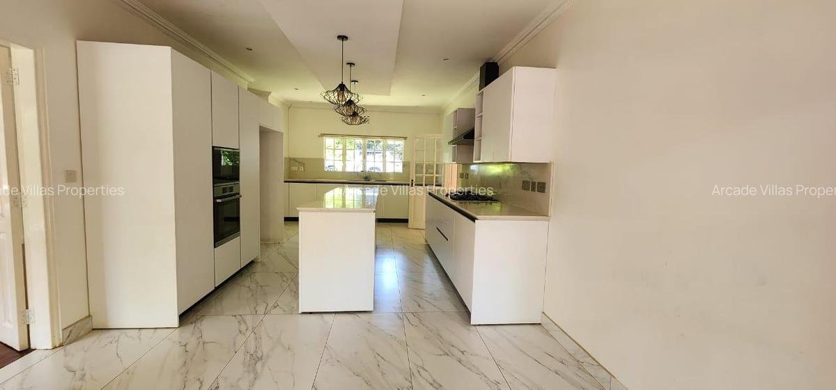 4 Bed House with En Suite in Lavington - 8