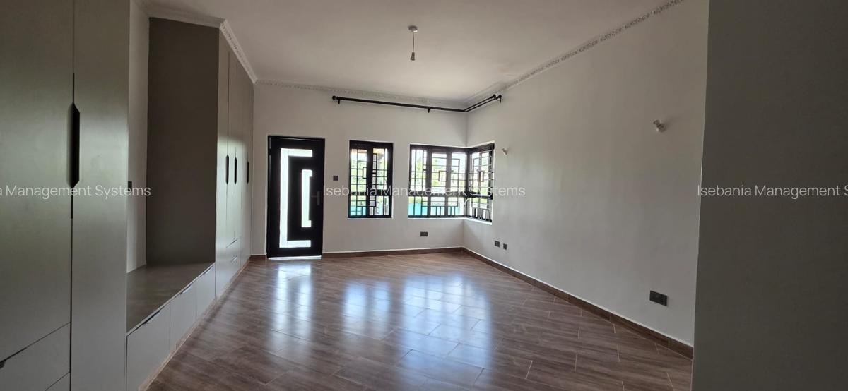 5 Bed House with En Suite at - 8