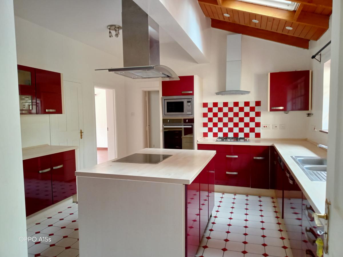 5 Bed House with En Suite in Nyari - 8