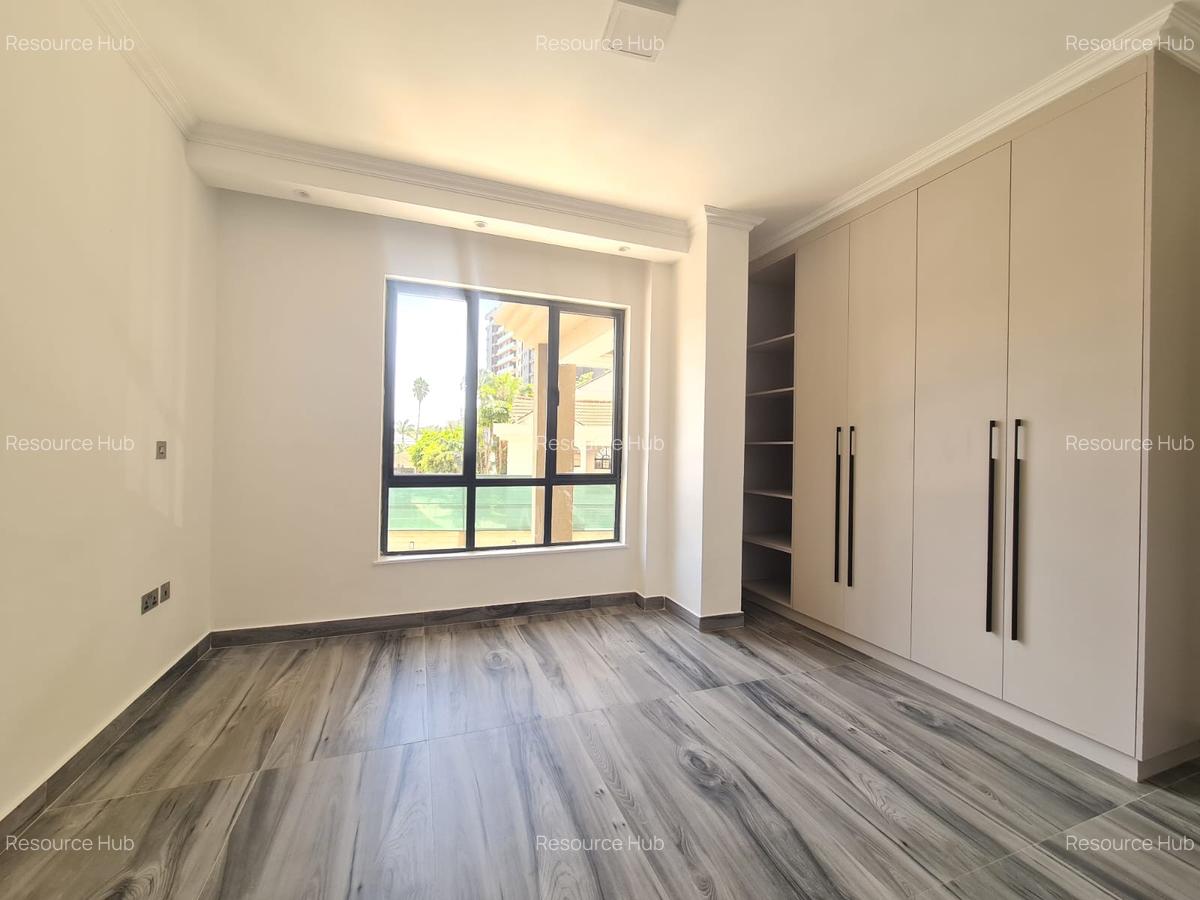 3 Bed Apartment with En Suite at Off Brook House Drive - 10