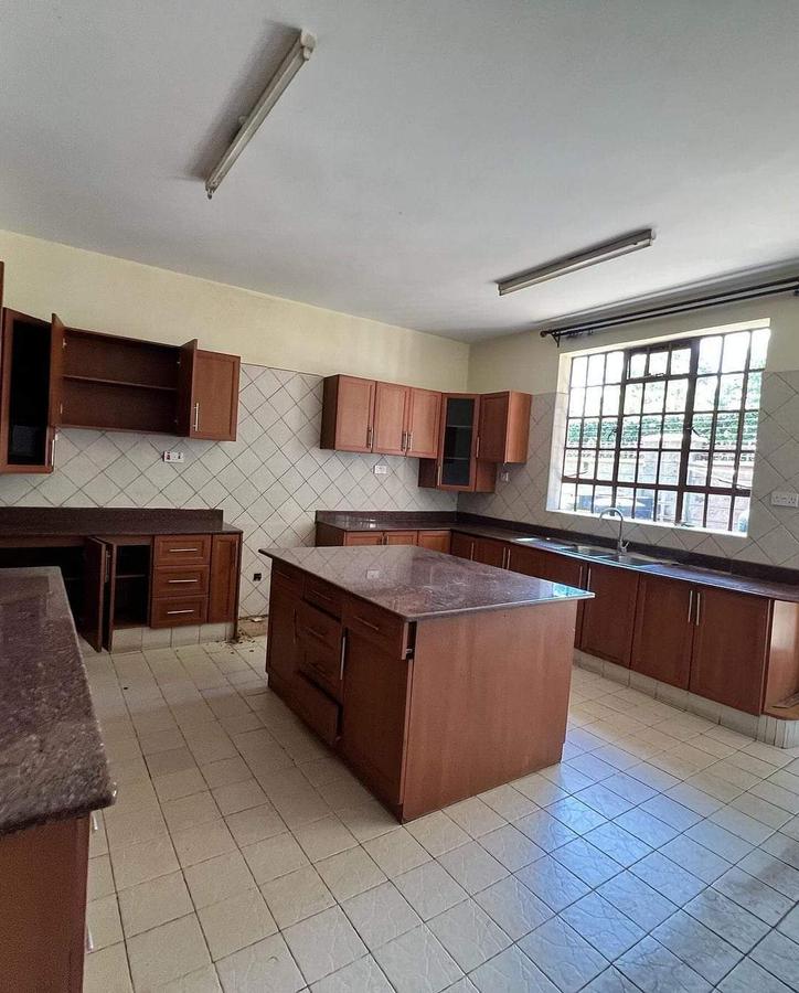 5 Bed Townhouse with En Suite at Lavington - 19