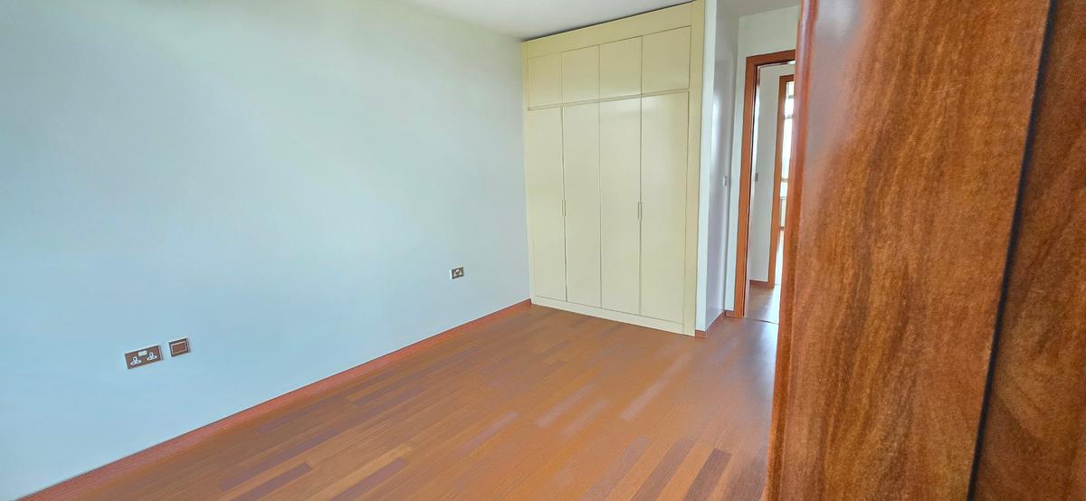 4 Bed Apartment with En Suite at 6Th Parklands - 16