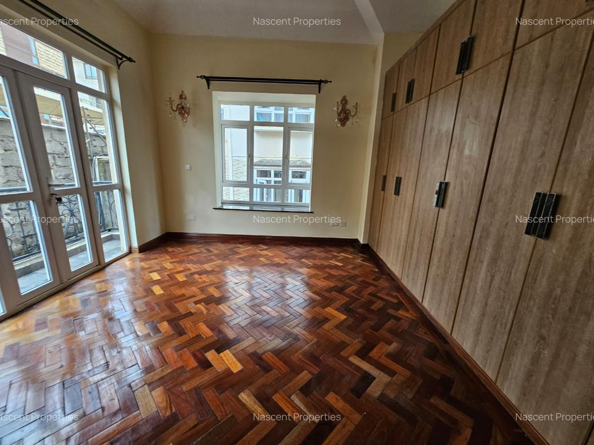 5 Bed House with En Suite in Lavington - 3