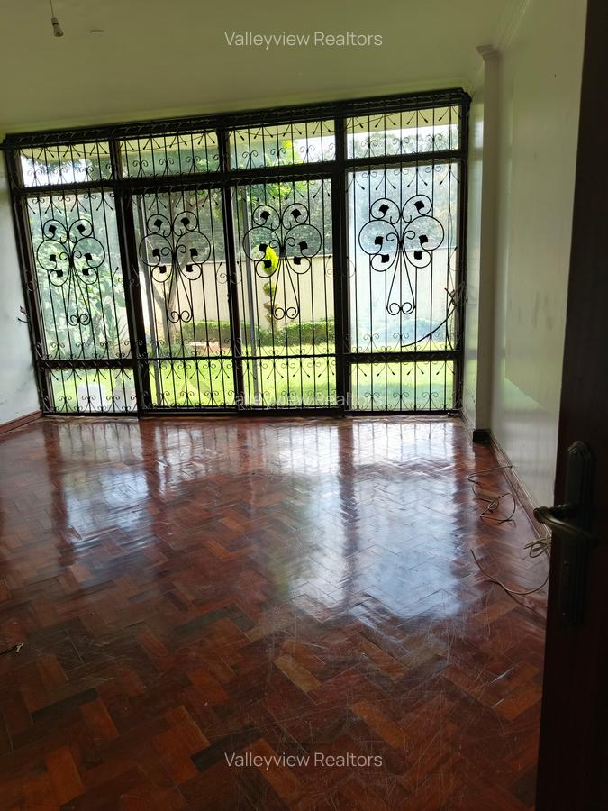 5 Bed Townhouse with En Suite at Lavington - 16