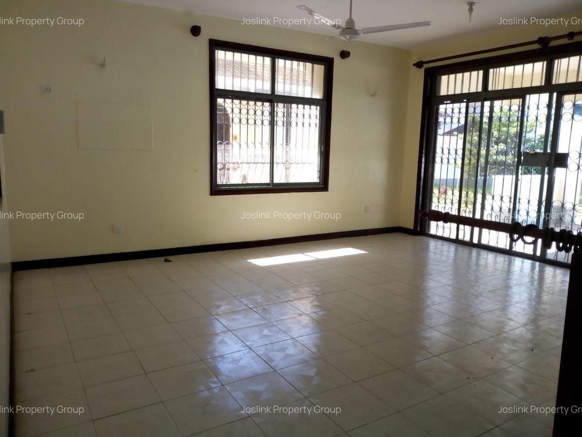 7 Bed Townhouse with En Suite at Greenwood Drive - 16
