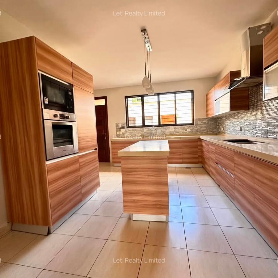 5 Bed Townhouse with En Suite in Lavington - 4