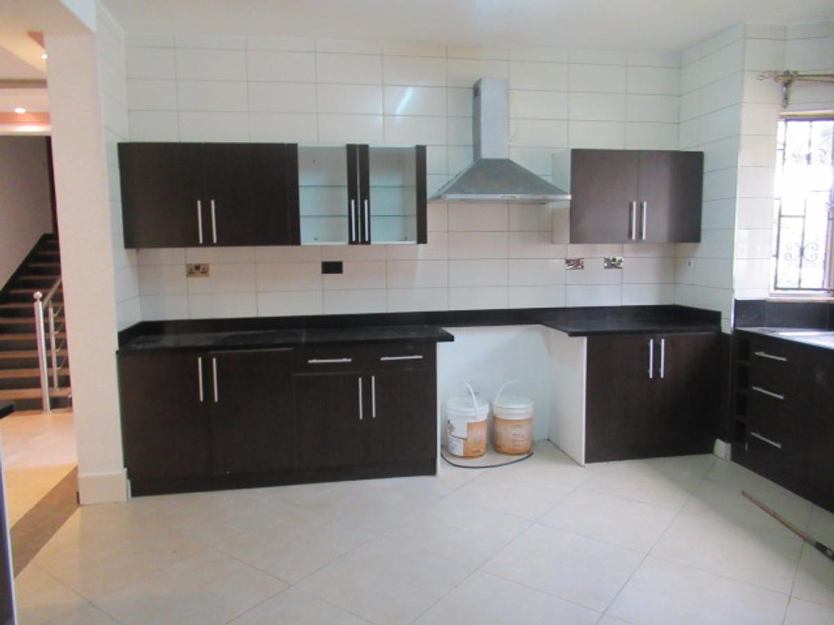 4 Bed Townhouse with En Suite at Westlands - 5