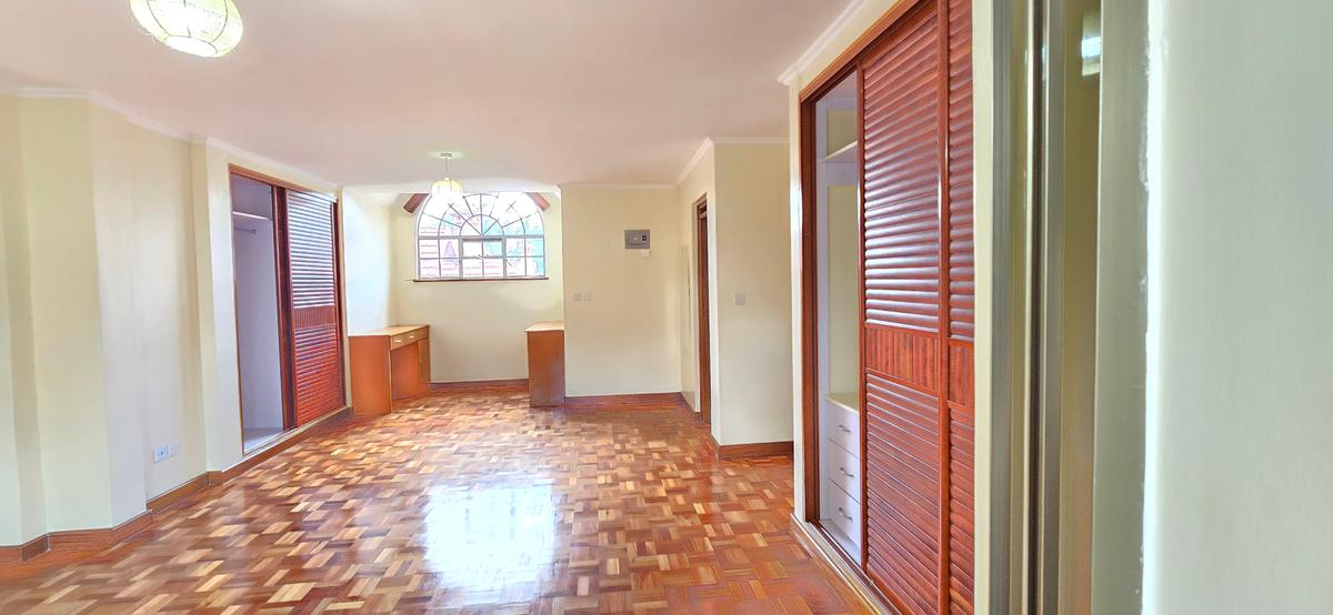 5 Bed Townhouse with En Suite at Lavington - 12