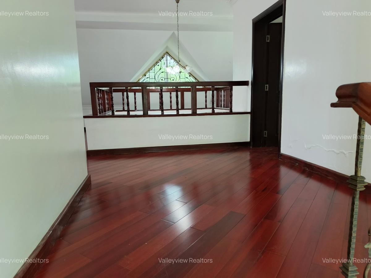 5 Bed Townhouse with En Suite at Lavington - 3