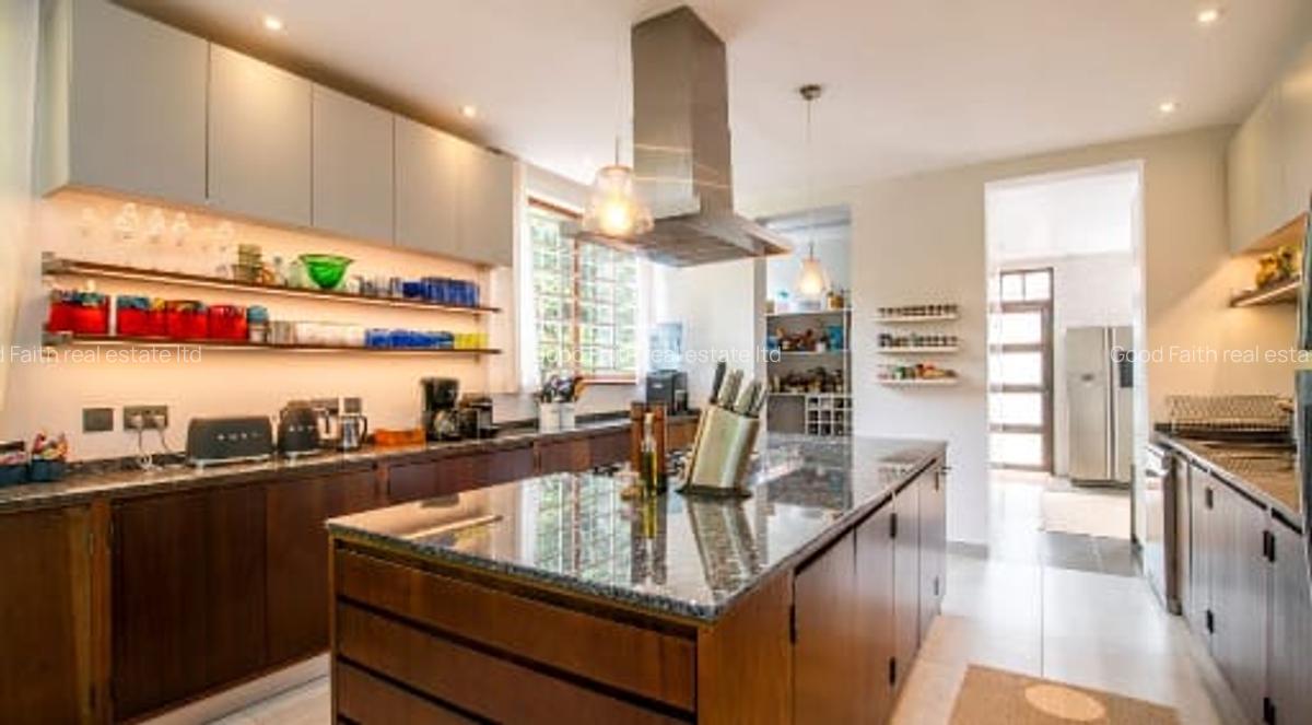 5 Bed House with En Suite in Runda - 14