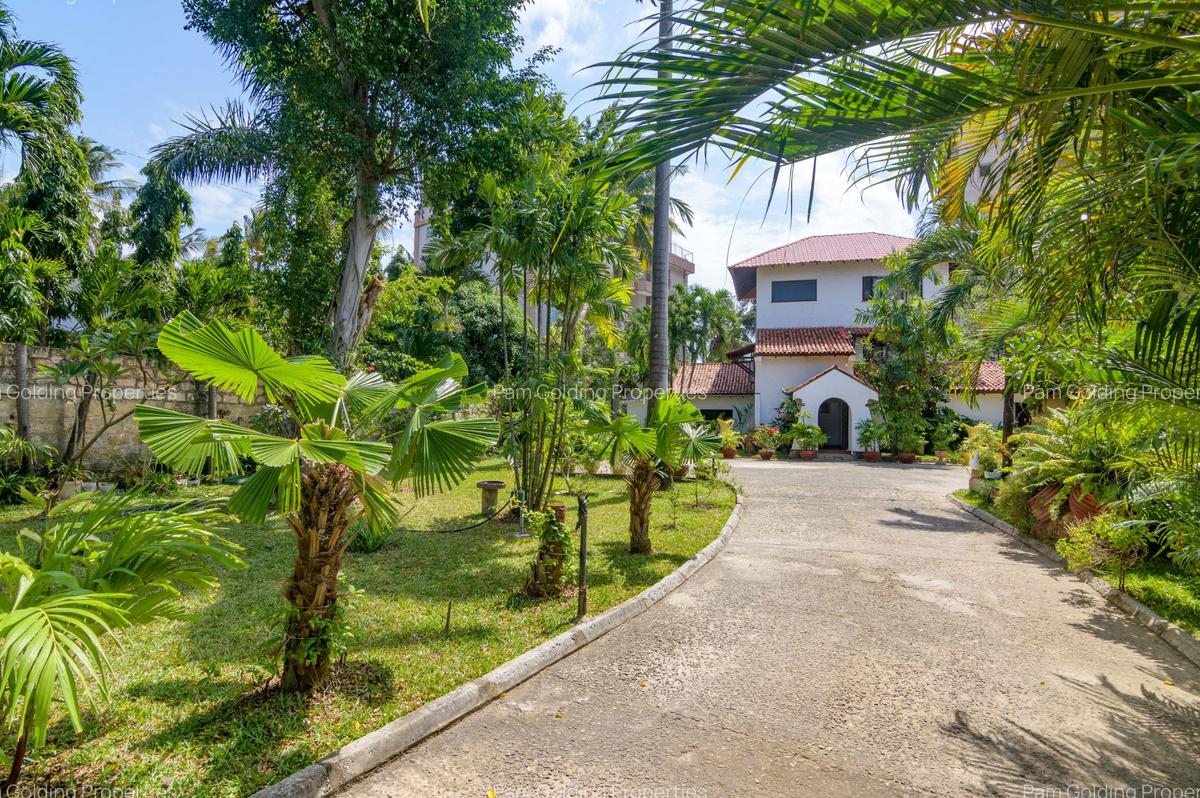 5 Bed House with En Suite in Nyali Area - 2