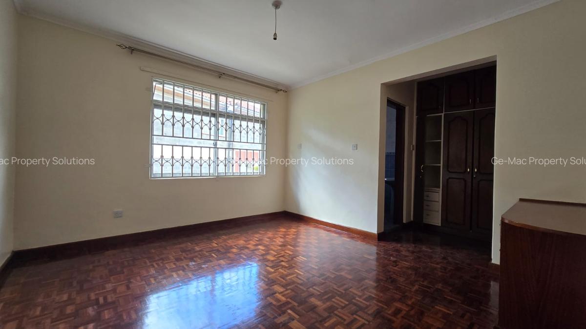 4 Bed House with En Suite in Lavington - 7