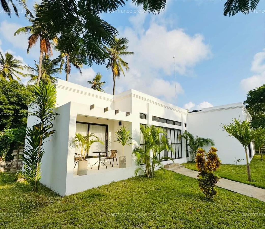 2 Bed Villa with En Suite at Watamu - 1