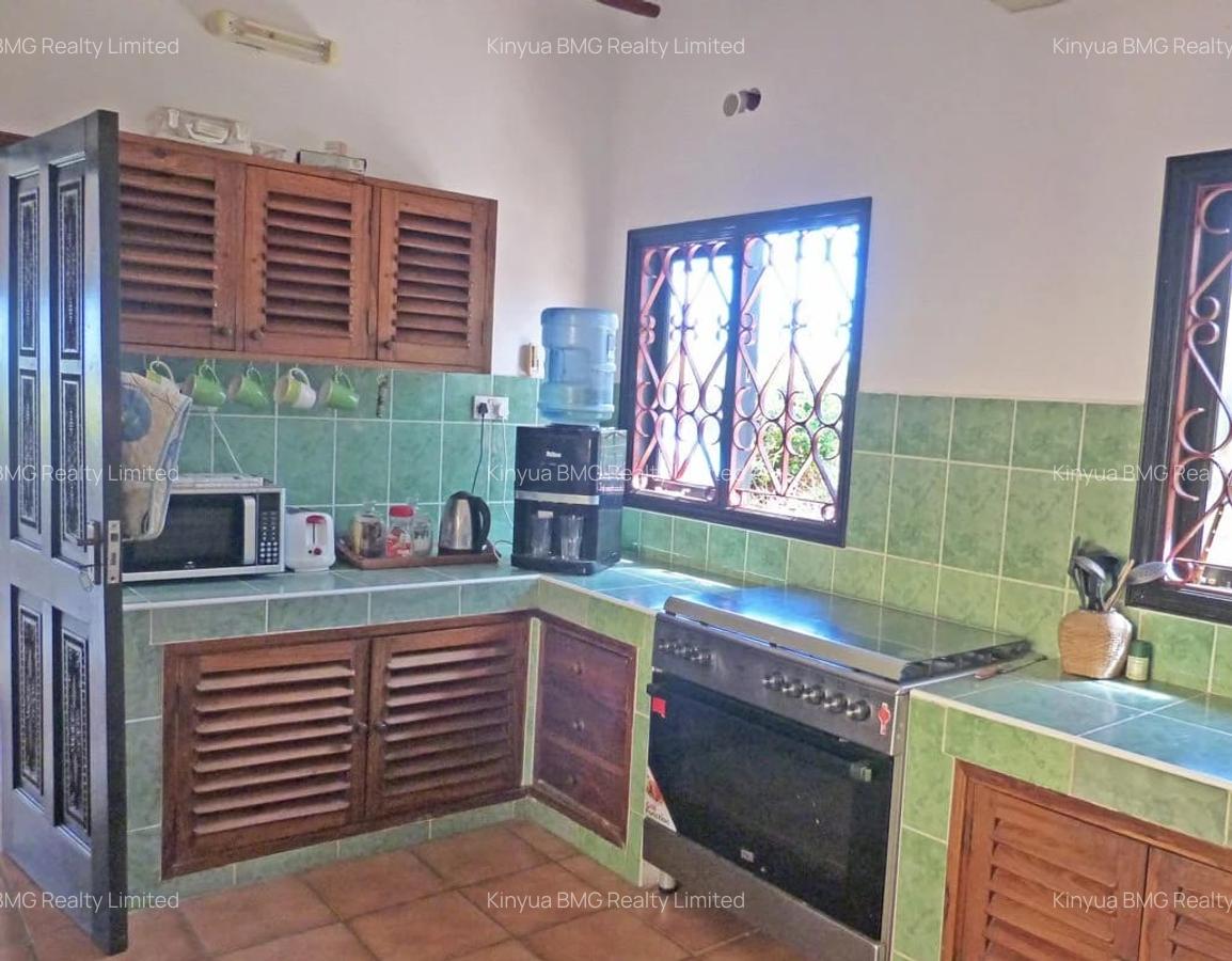 5 Bed Villa with En Suite in Watamu - 4