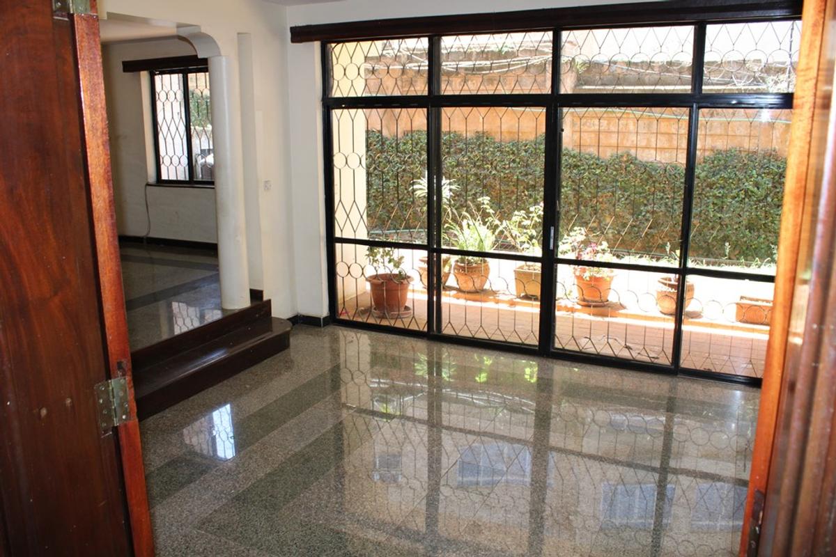 5 Bed Townhouse with En Suite in Brookside - 3