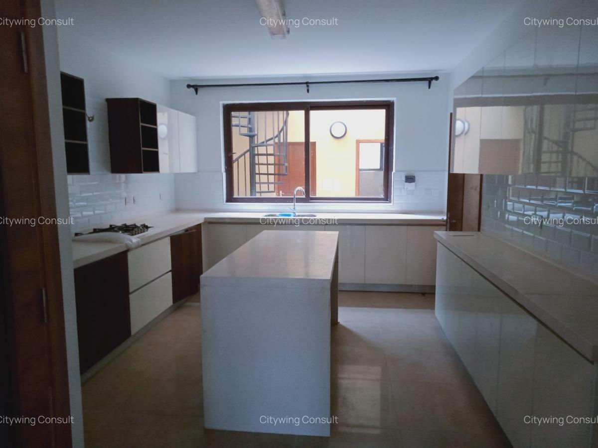 5 Bed Townhouse with En Suite at Lavington - 6
