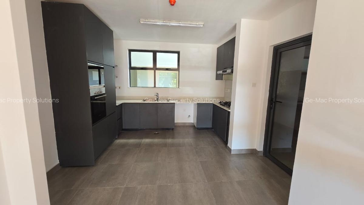 4 Bed Apartment with En Suite in Rosslyn - 16