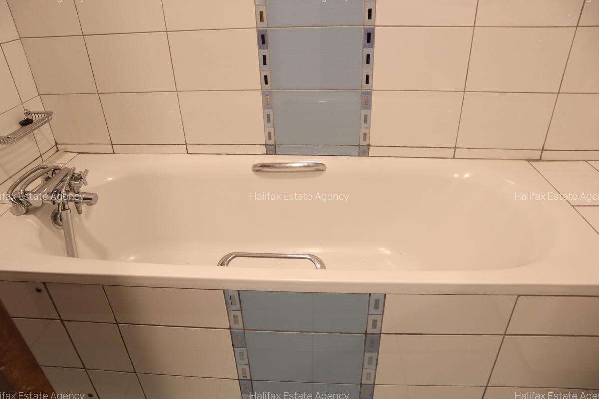 5 Bed Villa with En Suite in Brookside - 3