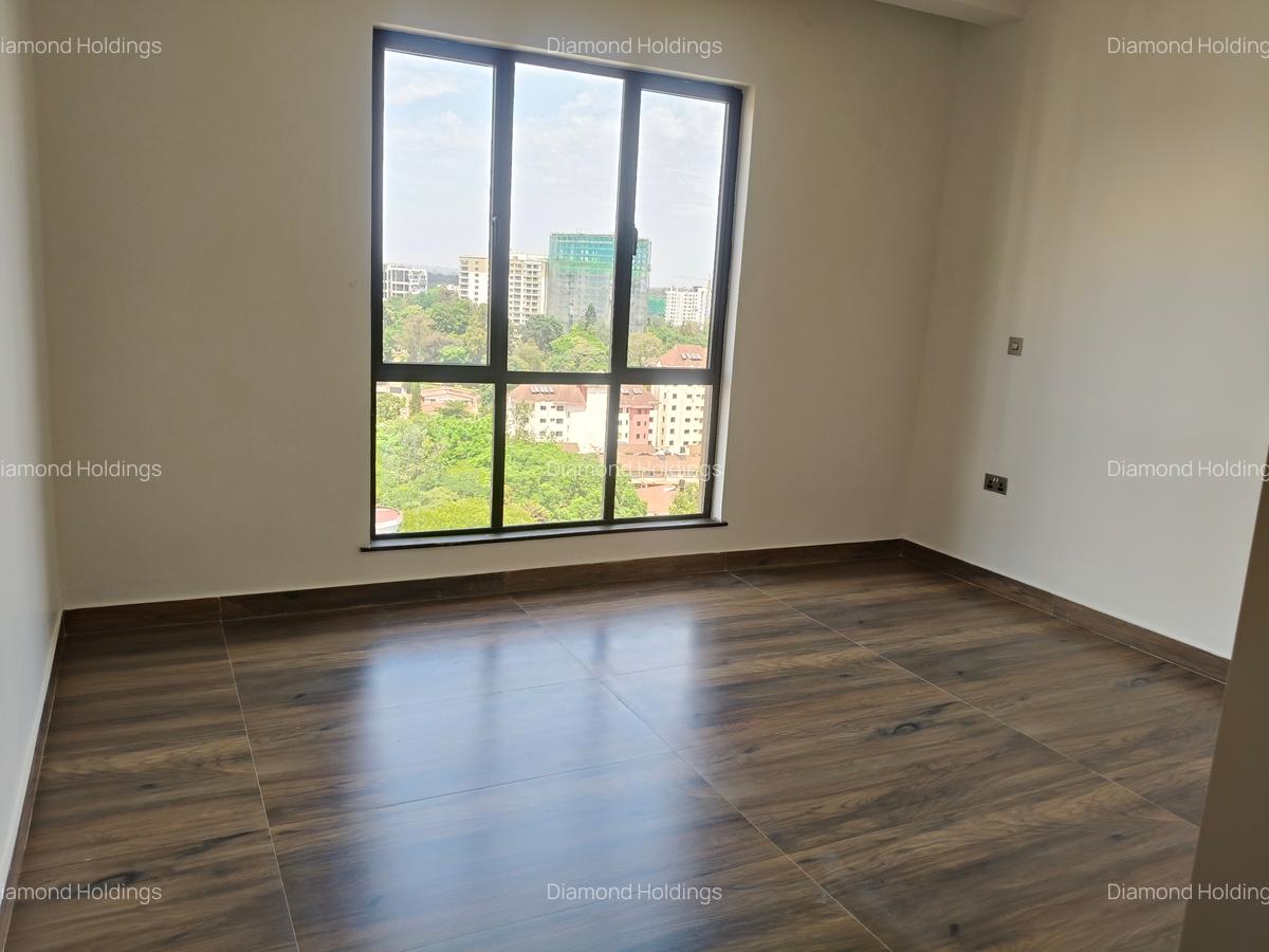 3 Bed Apartment with En Suite at Brookside - 5