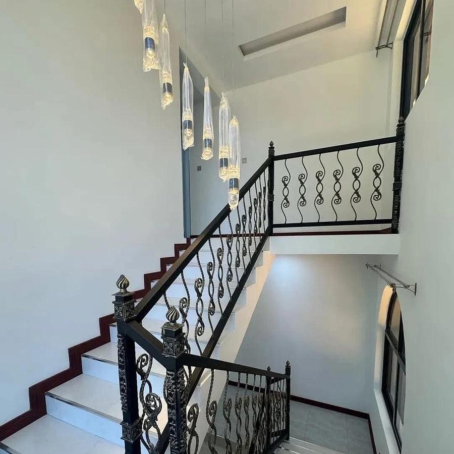 5 Bed House with En Suite in Lavington - 7