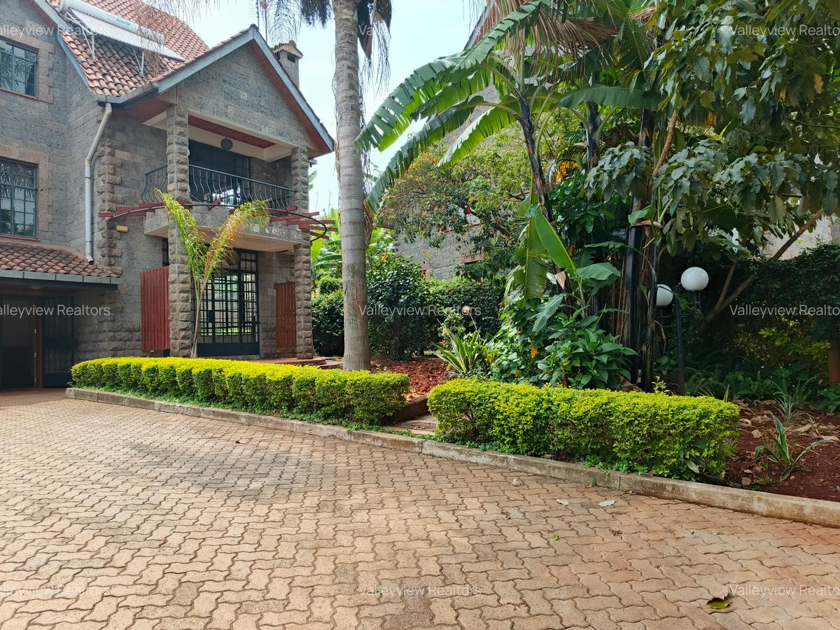 5 Bed Townhouse with En Suite at Lavington - 1