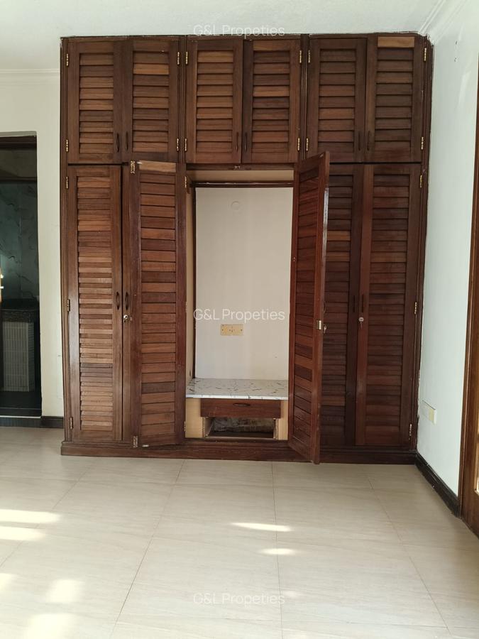 4 Bed Apartment with En Suite at Links Road - 4