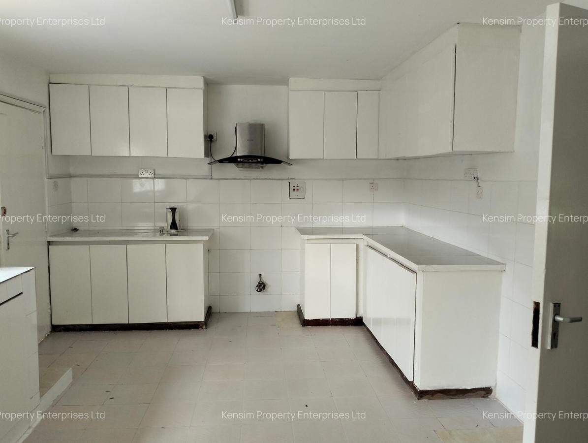 5 Bed House with En Suite in Lavington - 15