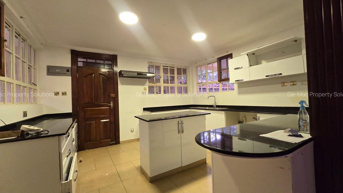 4 Bed Villa with En Suite in Kyuna - 11