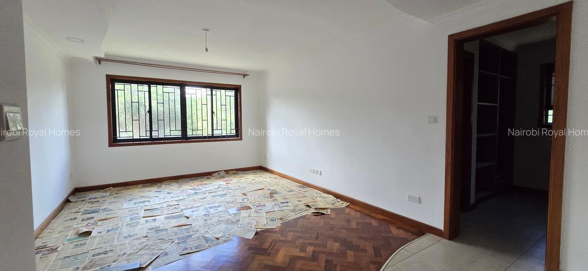 6 Bed House with En Suite at Lavington Green - 8