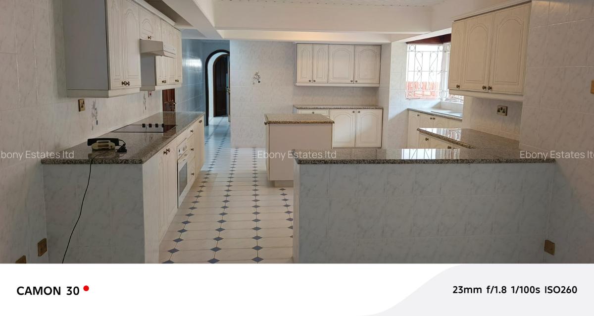 10 Bed Townhouse with En Suite in Lavington - 15