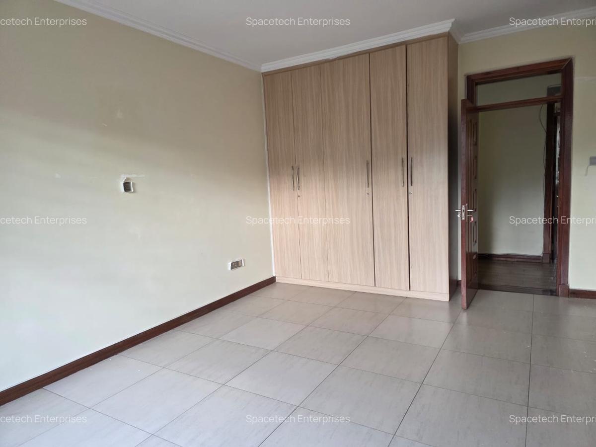 4 Bed Apartment with En Suite in Parklands - 11