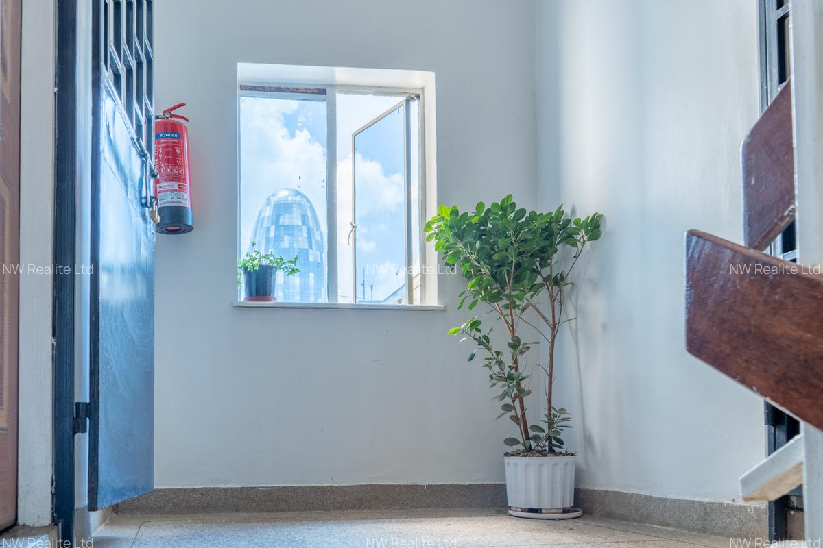 500 ft² Office with Service Charge Included in Westlands Area - 4