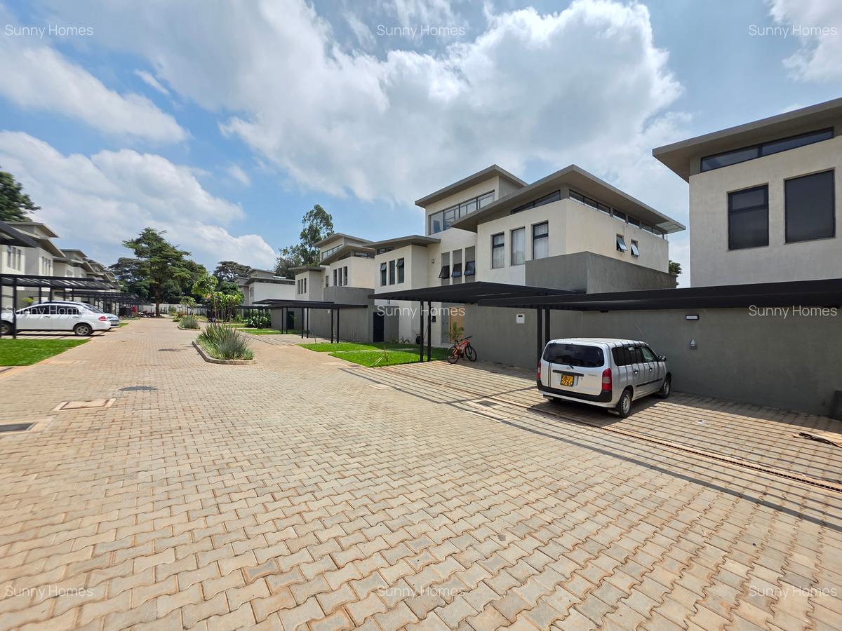 4 Bed Townhouse with En Suite at Evergreen - 5