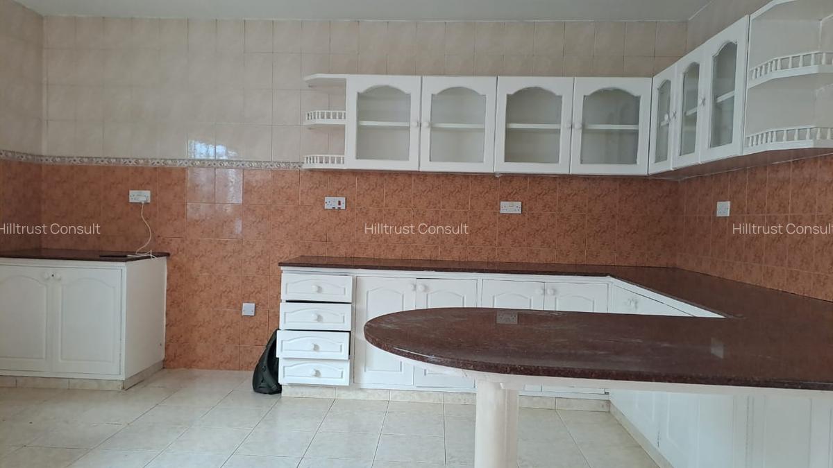 5 Bed Townhouse with En Suite in Spring Valley - 4