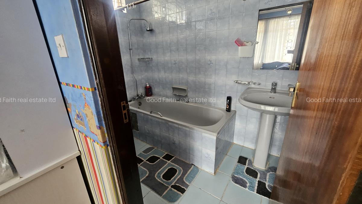 5 Bed House with En Suite in Runda - 10