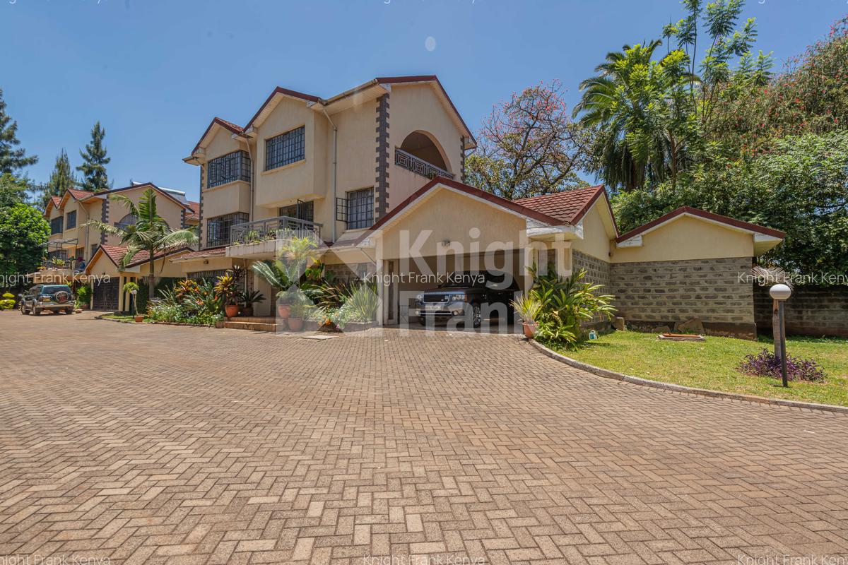5 Bed House with En Suite in Lavington - 1
