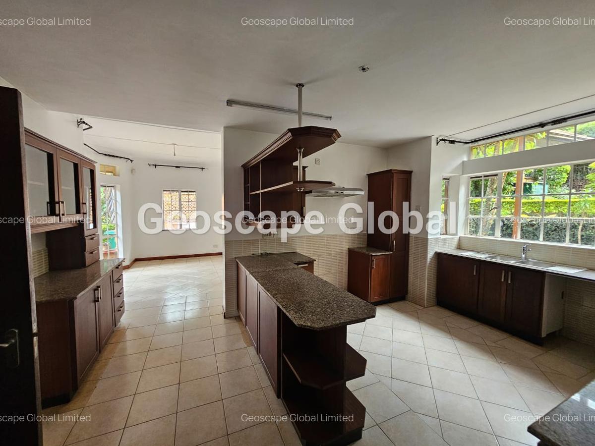 5 Bed House with En Suite in Rosslyn - 9