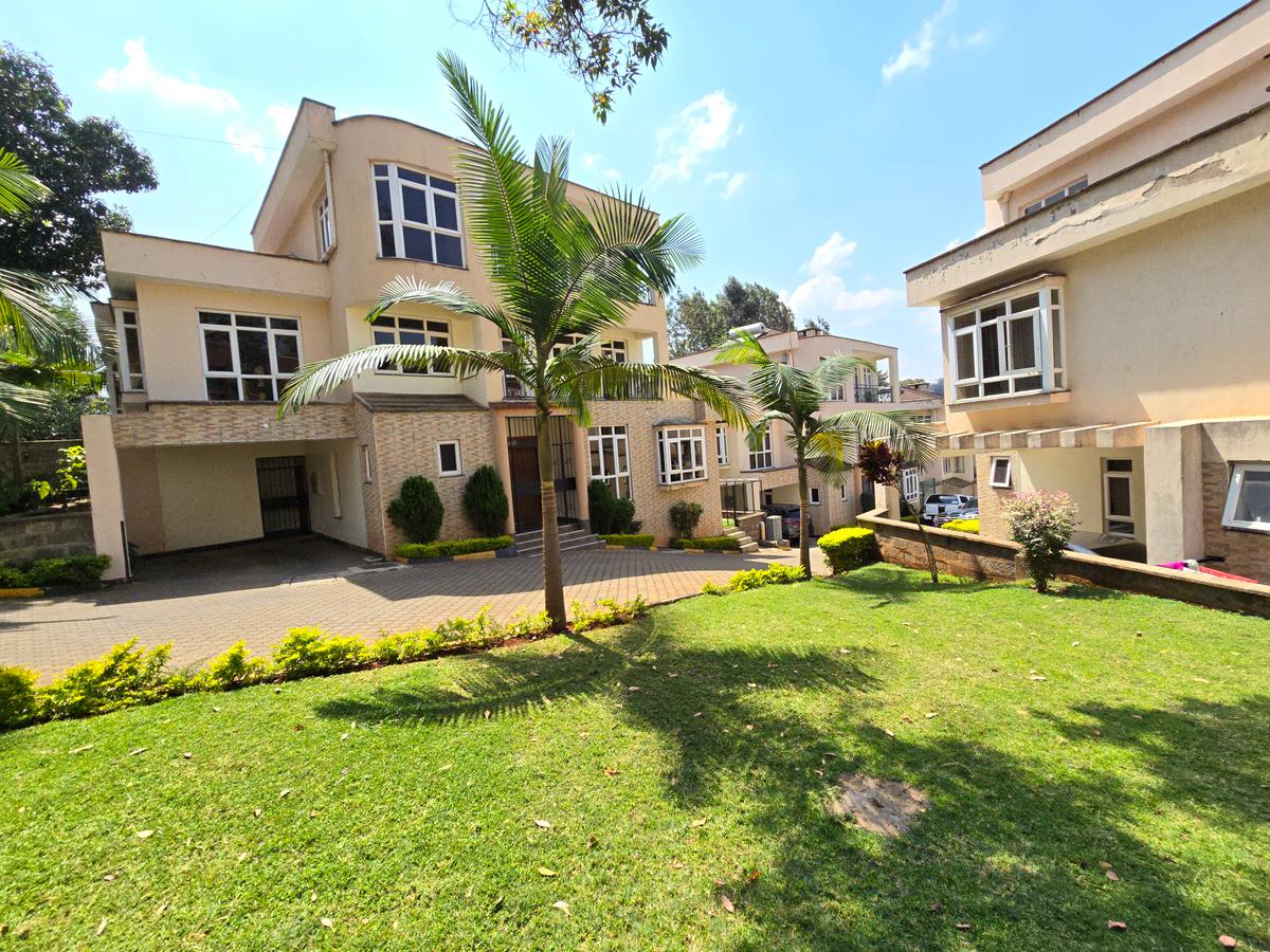 5 Bed Townhouse with En Suite at Off Convent Drive - 3