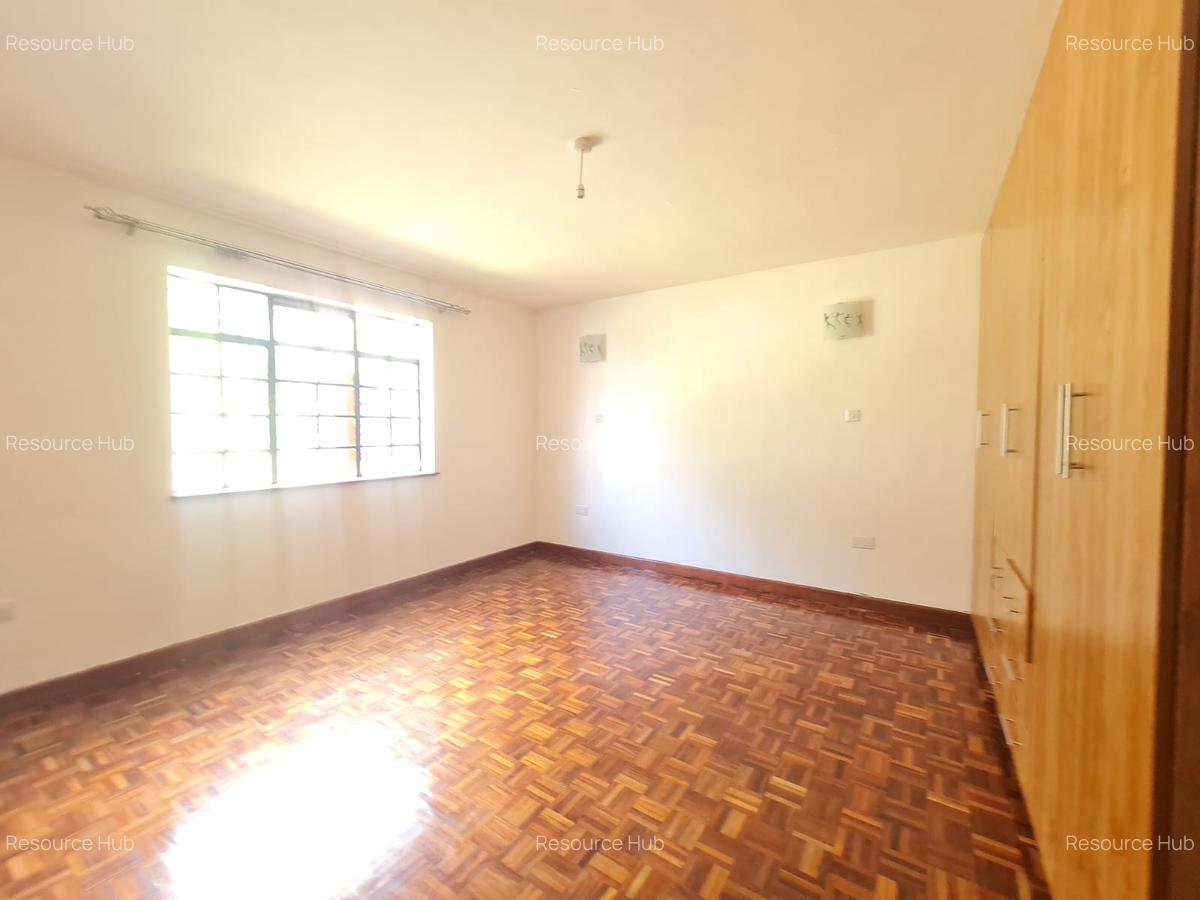 4 Bed House with En Suite at Bomas - 18