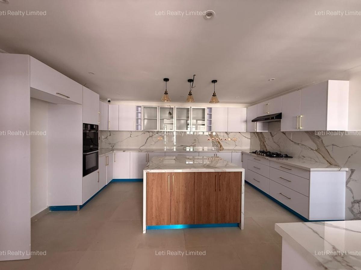 6 Bed House with En Suite in Runda - 12