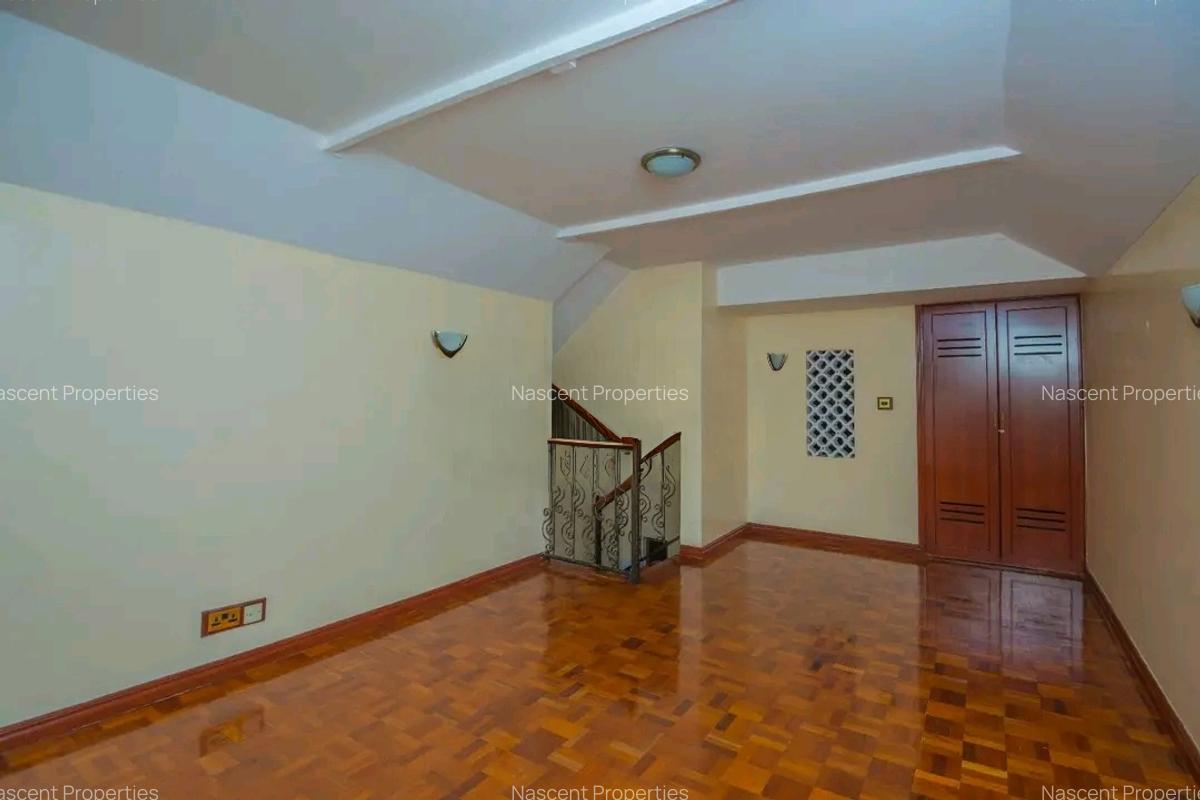4 Bed Townhouse with En Suite in Lavington - 16